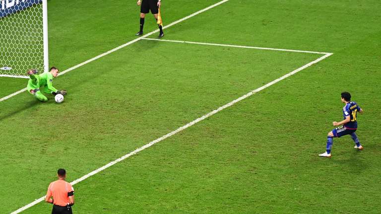 Al Wakrah (Qatar), 05/12/2022.- Goalkeeper Dominik Livakovic of Croatia saves the first penalty taken by Takumi Minamino of Japan during the FIFA World Cup 2022 round of 16 soccer match between Japan and Croatia at Al Janoub Stadium in Al Wakrah, Qatar, 05 December 2022. (Mundial de Fútbol, Croacia, Japón, Catar) EFE/EPA/Georgi Licovski