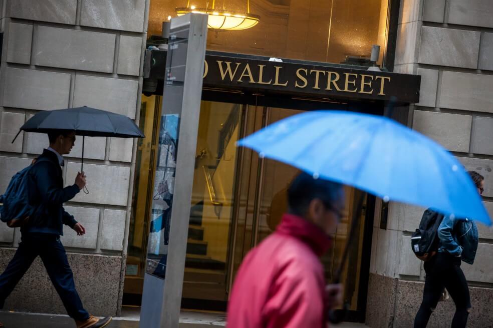 Wall Street.  / Bloomberg.