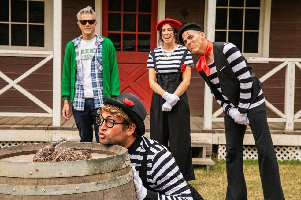 Johnny Knoxville, Sean "Poopies" McInerny, Rachel Wolfson y Steve-O, durante una escena de "Jackass Forever" que llega a la gran pantalla este viernes.