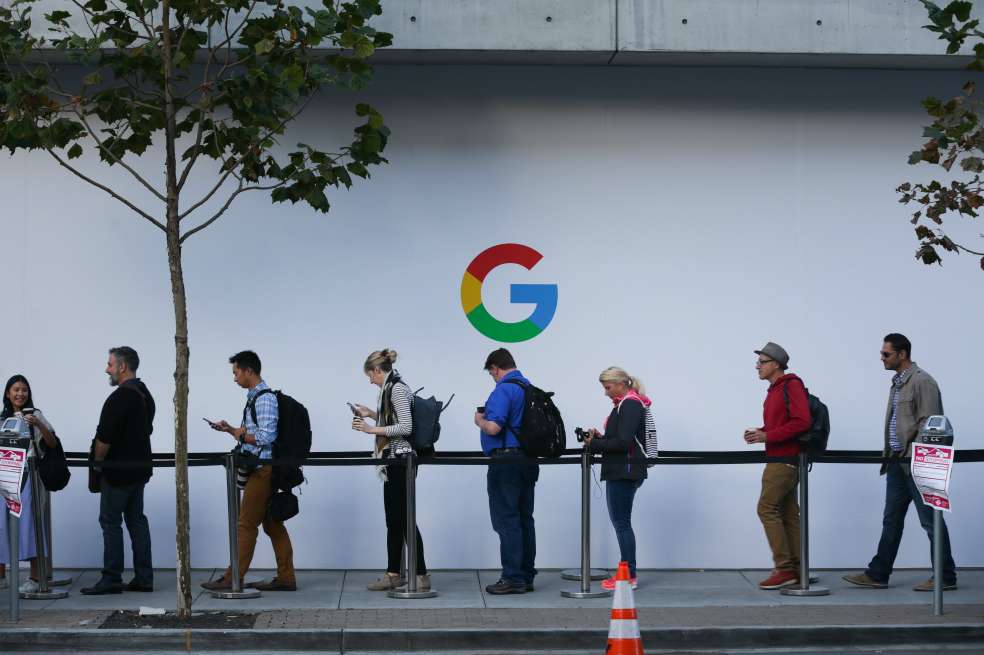 Asistentes al evento de lanzamiento de Google, realizado en el San Francisco Jazz Center. / AFP