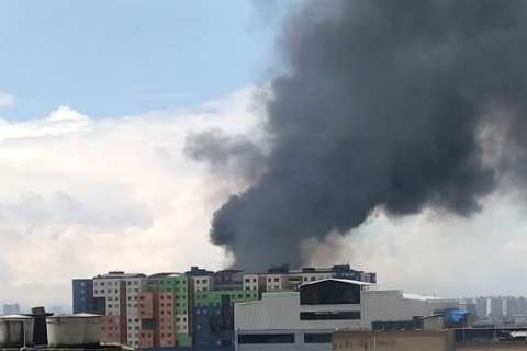 Incendio en bodega de repuestos es atendido en barrio con racionamiento de agua