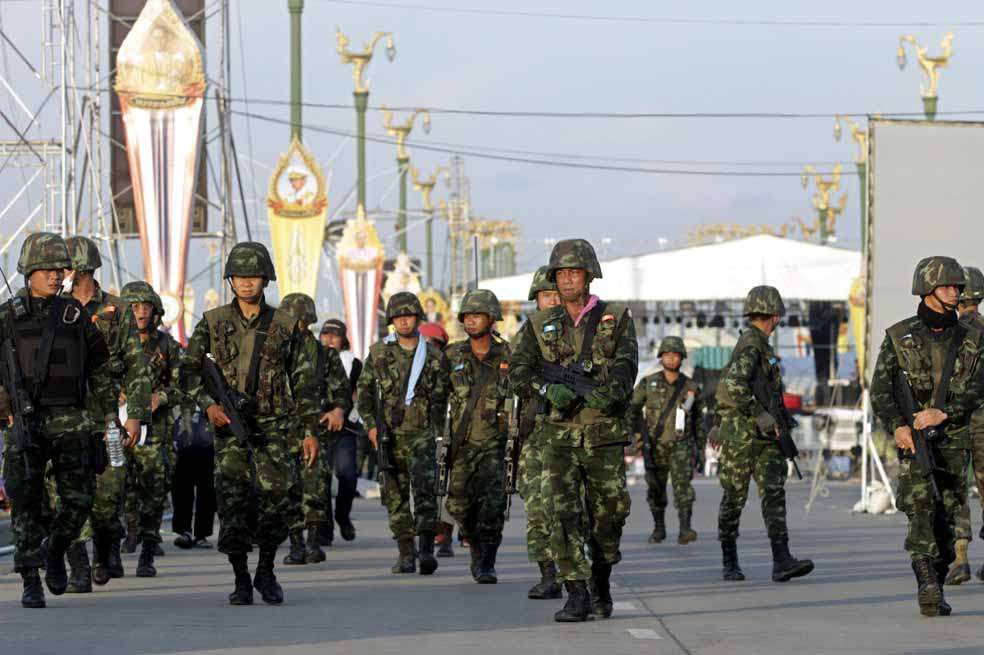 Soldados tailandeses rumbo a dispersar un acto progubernamental en Bangkok. / EFE