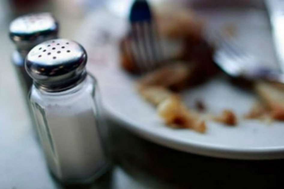 una disminución en el consumo de sodio en sólo 400 miligramos al día podría prevenir 32.000 ataques cardíacos y 20.000 accidentes cerebrovasculares al año. / AFP