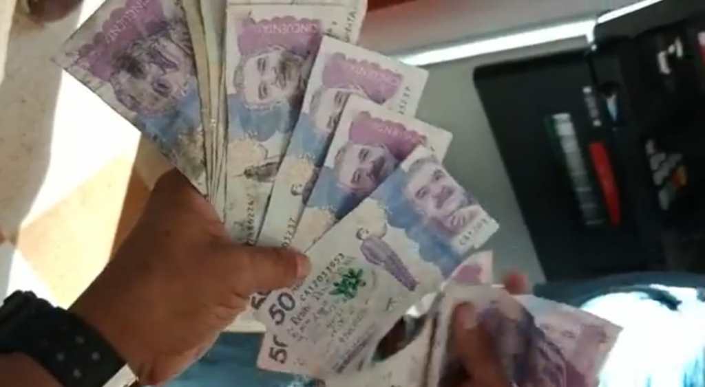 Billetes colombianos de distintas denominaciones, imagen de referencia para la nota sobre el aumento del ICA en Bogotá.