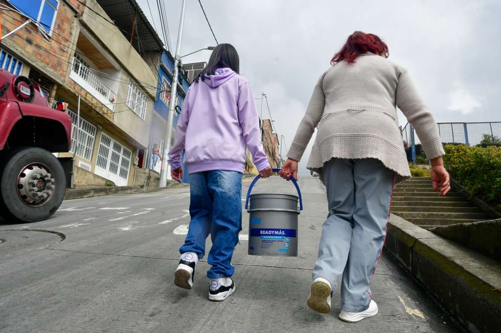 Gente corriendo detrás de carrotanques y filas extensas de personas que esperan llenar sus ollas y baldes de agua se han vuelto panorama en distintos barrios de la localidad de Usme que se han visto afectadas por un daño imprevisto en la línea que lleva el agua a la Planta El Dorado.