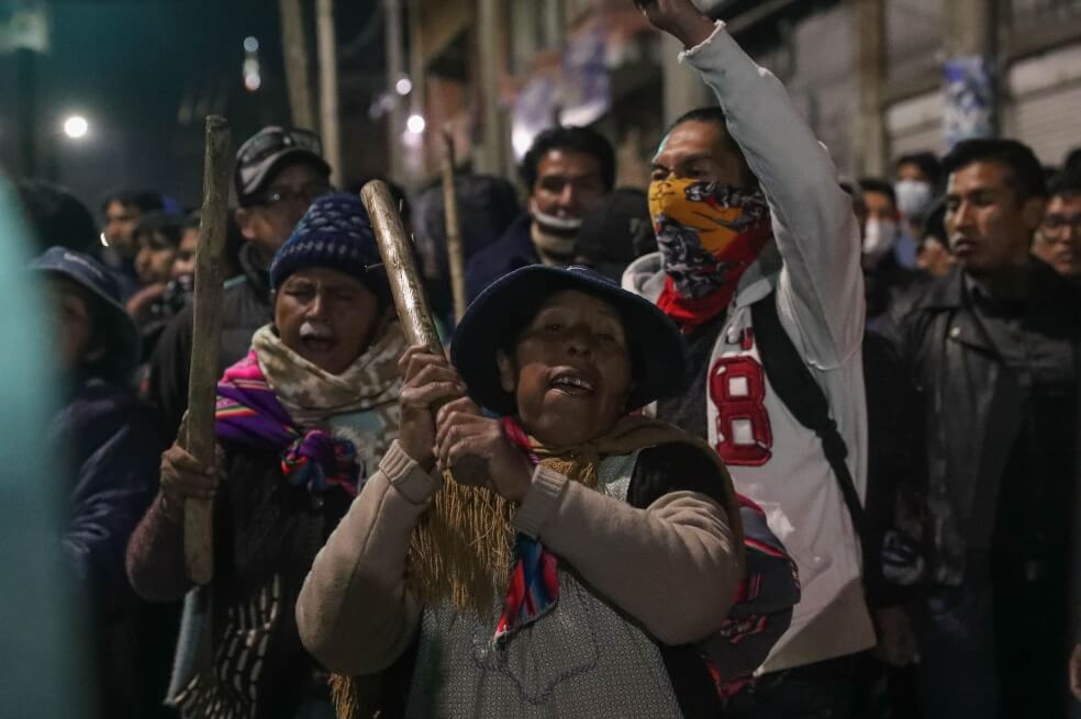 Grupos de personas afines al presidente del país, Evo Morales, realizan una vigilia en la salida de un aeropuerto en Bolivia. / EFE