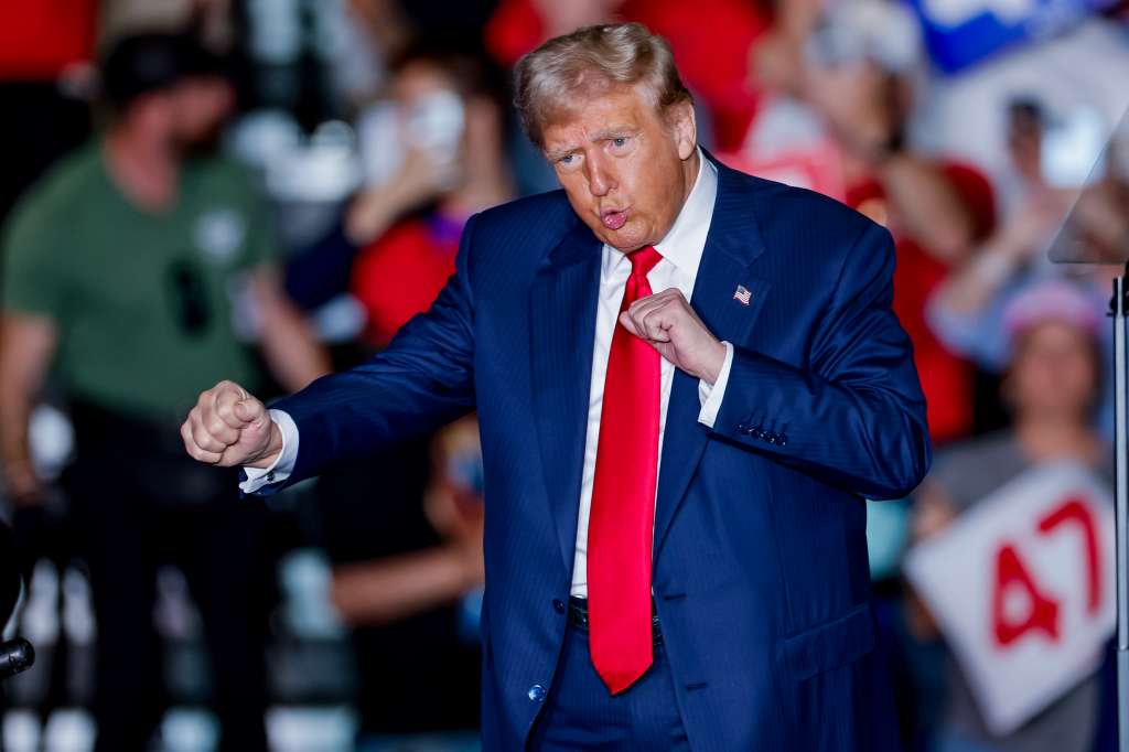 Greensboro (United States), 23/10/2024.- Former US president and Republican presidential nominee Donald Trump reacts at the conclusion of a campaign rally at the Greensboro Coliseum in Greensboro, North Carolina, USA, 22 October 2024. Trump is running against Democratic US Vice President Kamala Harris. EFE/EPA/ERIK S. LESSER