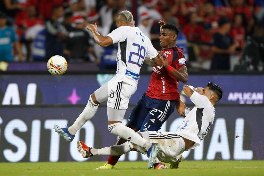 AMDEP4202. MEDELLÍN (COLOMBIA), 13/12/2023.- Brayan León (c) de Independiente Medellín disputa el balón con Emanuel Olivera (i) y Jermein Zidane Peña de Junior hoy, en la final de la Primera División de Colombia entre Deportivo Independiente Medellín (DIM) y Junior en el estadio Atanasio Girardot en Medellín (Colombia). EFE/ Luis Eduardo Noriega Arboleda