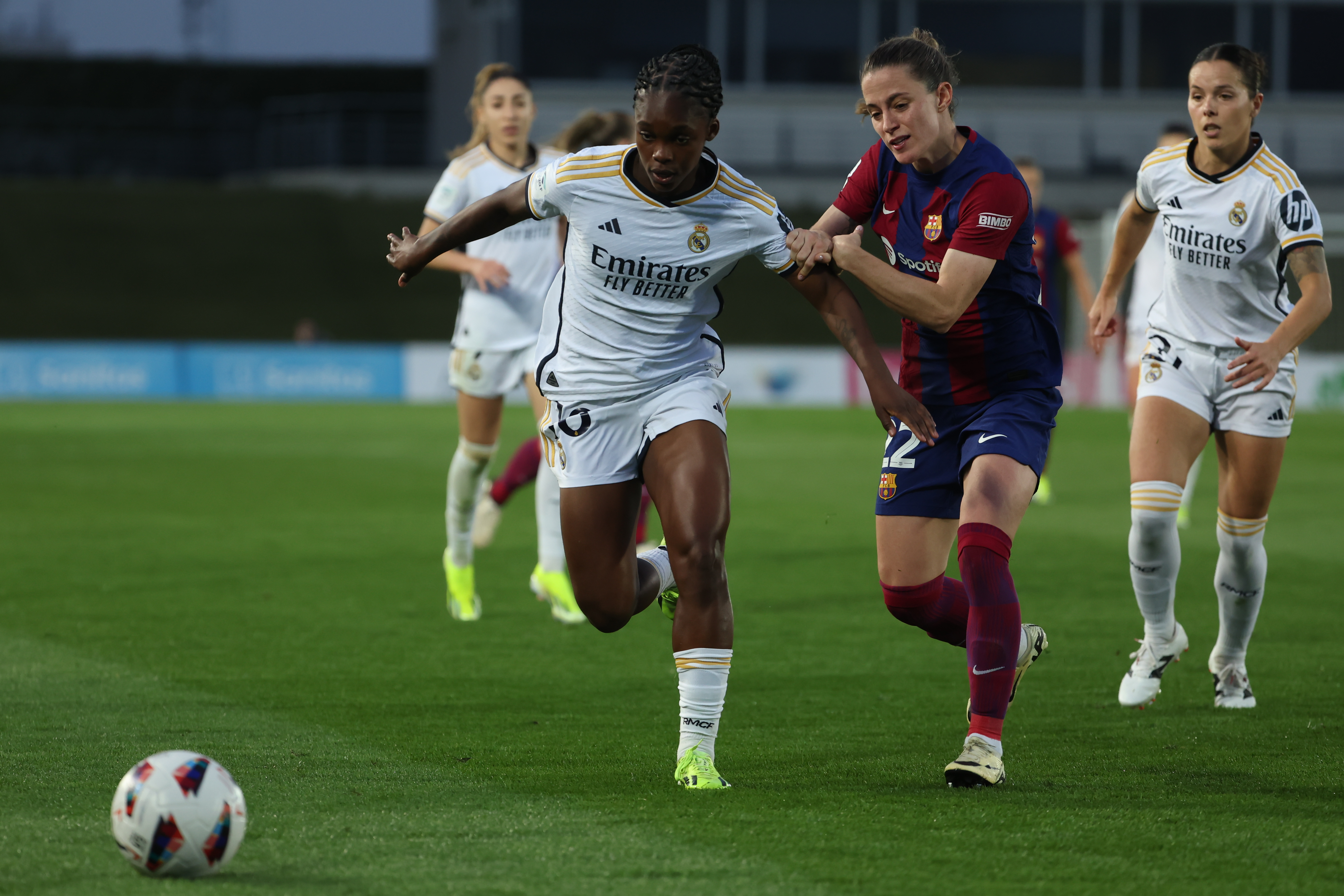 MADRID, 24/03/2024.- La delantera colombiana del Real Madrid Linda Caicedo (i) disputa el balón ante Ona Batlle (d), defensa del Barça, durante el encuentro de la jornada 21 de Liga F entre Real Madrid y FC Barcelona, este domingo en el estadio Alfredo Di Stéfano en Madrid. EFE/Kiko Huesca