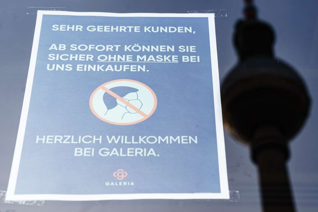 Berlin (Germany), 01/04/2022.- The Berlin TV tower reflects in a glass door of Galeria department store with a note reading in German language 'ÄôDear customers, as of now you can safely shop with us without a mask - welcome at Galeria.'Äô in Berlin, Germany, 01 April 2022. Berlin drops most coronavirus related measures from 01 April 2022, among them the necessity to wear face masks in shops. (Alemania) EFE/EPA/CLEMENS BILAN
