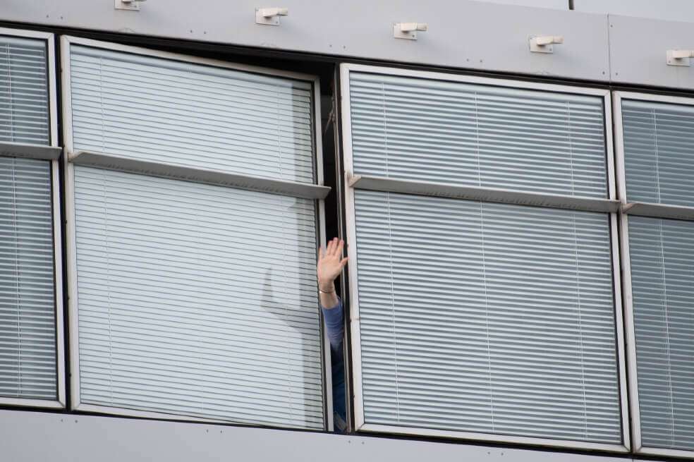 Imagen del Hospital Georges Pompidou en París a donde taxistas acudieron para aplaudir al personal sanitario y sus pacientes. / Martin Bureau / AFP