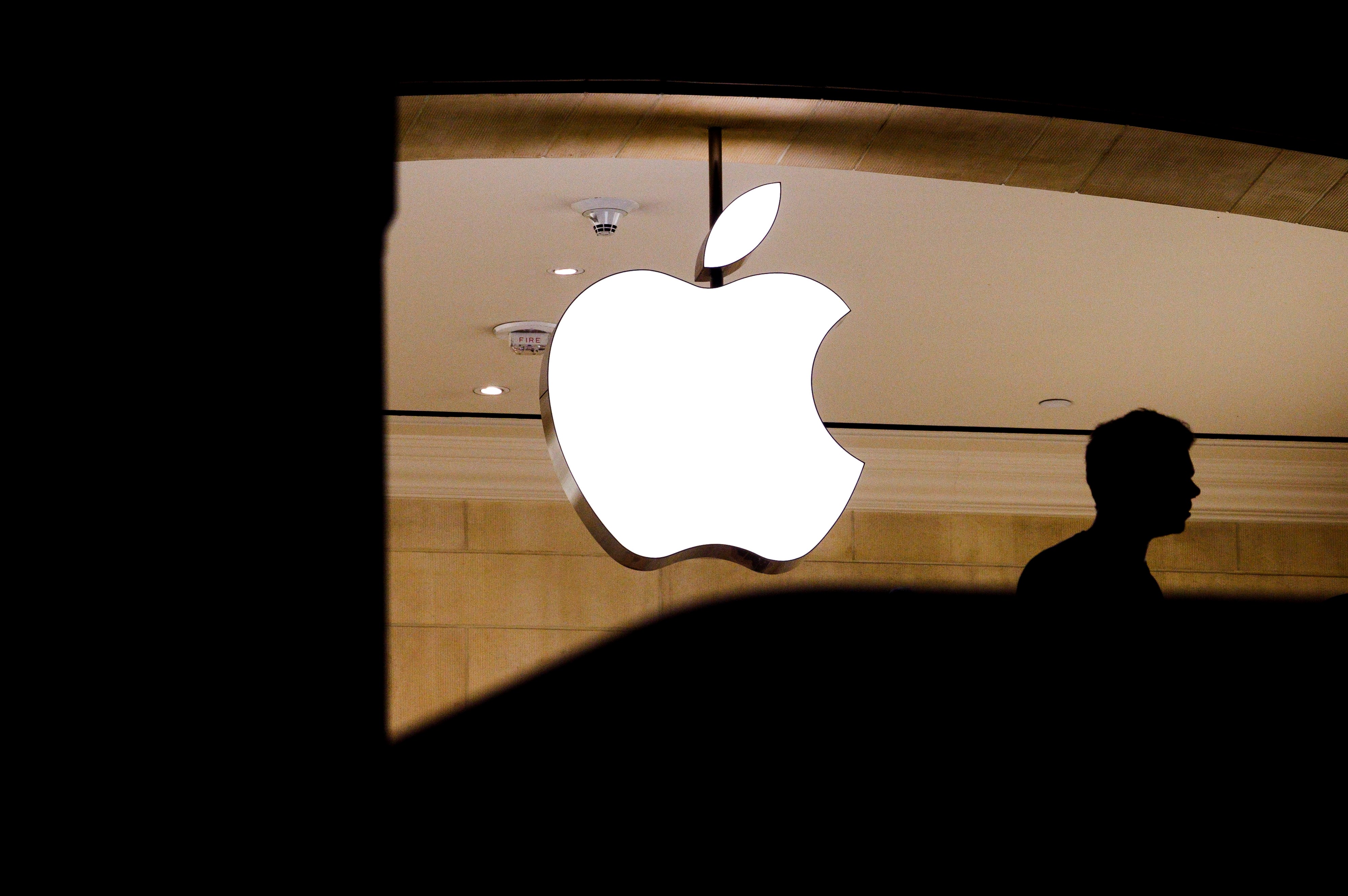 JLX15. NEW YORK (ESTADOS UNIDOS), 16/05/2024.- Fotografía de archivo fechada el 1 de agosto de 2018 de un hombre caminando junto a una tienda de Apple, en New York ( Estados Unidos). Apple y Google incorporaron a sus teléfonos una herramienta que alerta a los usuarios de iPhone y Android si alguien los está rastreando a través de Bluetooth. La 'detección de localizadores no deseados' ya está disponible en iOS 17.5 de Apple y en Android 6.0+. EPA/JUSTIN LANE