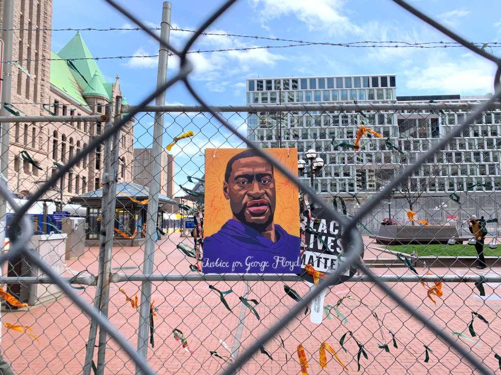 Una imagen del afroamericano George Floyd colgada en la valla de seguridad puesta alrededor del Centro Gubernamental del Condado de Hennepin, en Mineápolis, Minesota (EE.UU.).
