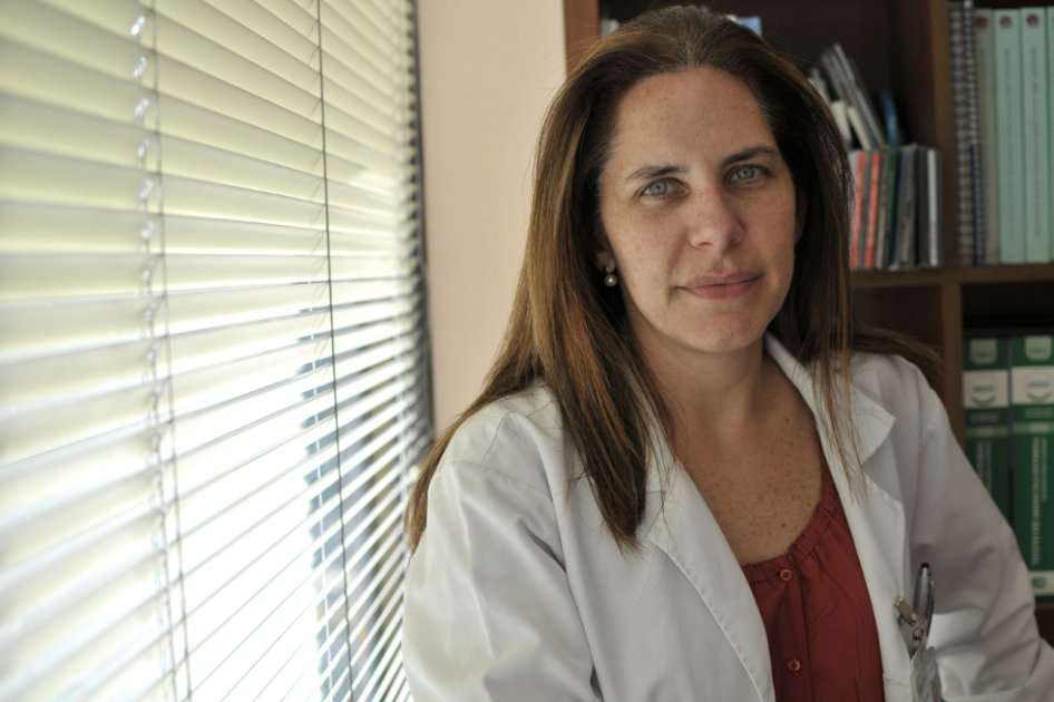 Virginia Abello, hematóloga experta en trasplante de médula ósea, en su consultorio en la Clínica de Marly.