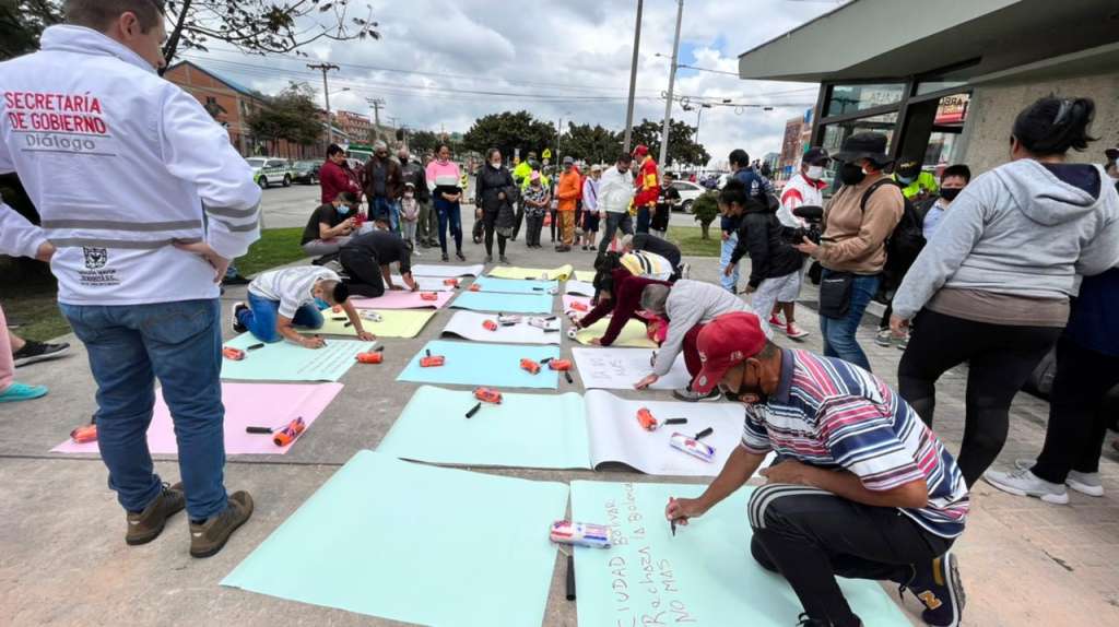 La comundidad barrio Arborizadora Alta se reunieron al rededor del CAI con mensajes que invitan a luchar en contra de la violencia.