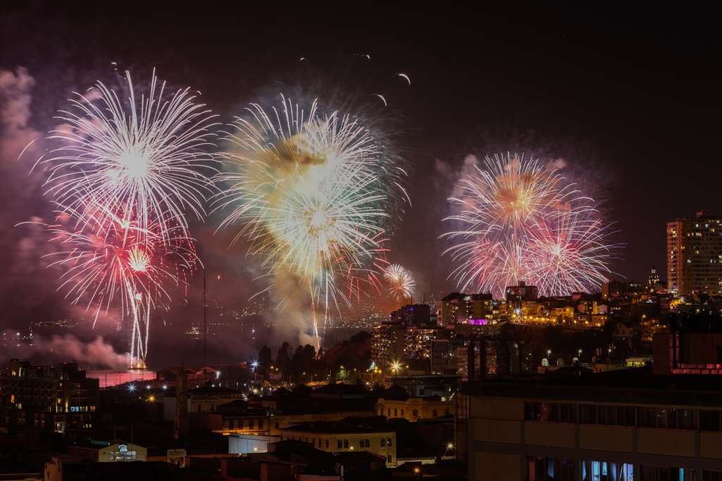 -FOTODELDÍA- AME8152. VALPARAÍSO (CHILE), 31/12/2024.- Fotografía de fuegos artificiales durante la celebración de Año Nuevo, este miércoles en Valparaíso (Chile). EFE/ Cristóbal Basaure