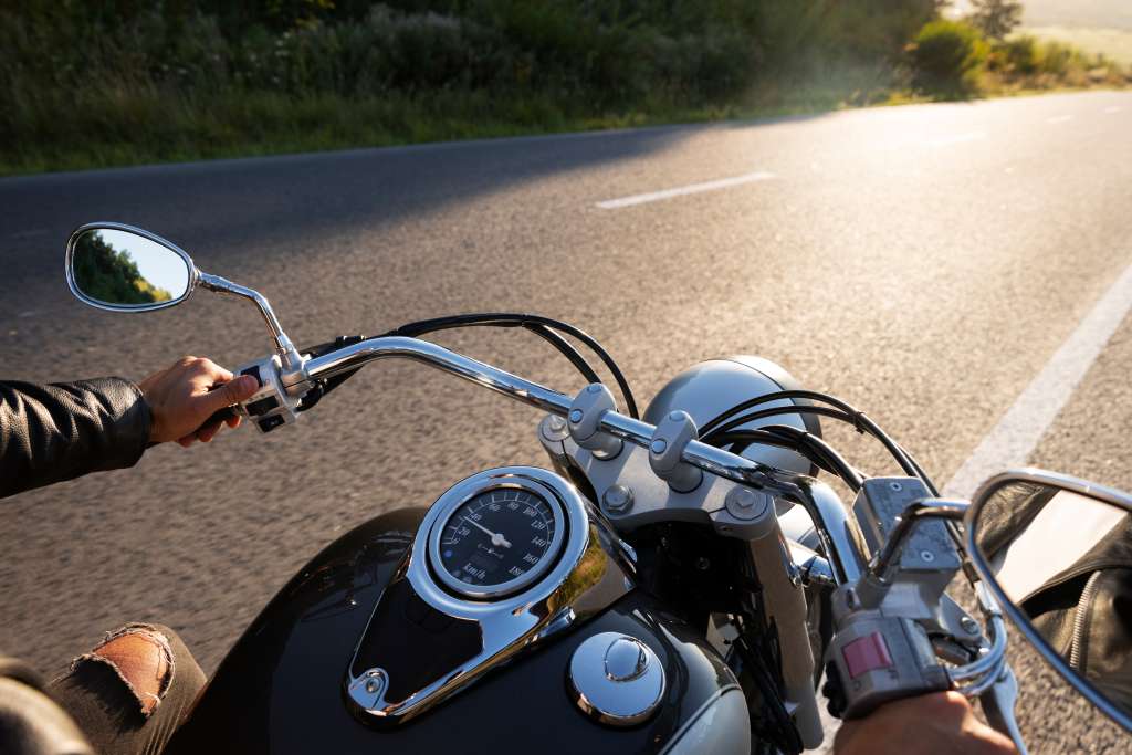 ¿Qué pasa si frena sin pisar el embrague en la moto?