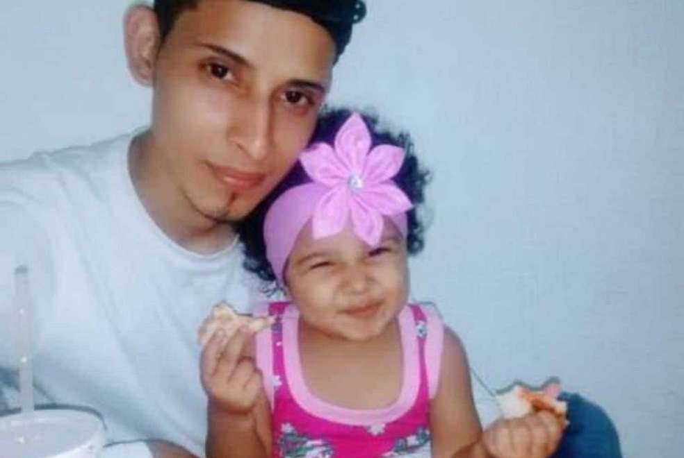 Óscar Martínez, de 25 años, y su hija Valeria, de 23 meses, partieron desde El Salvador el pasado 3 de abril. / Archivo particular
