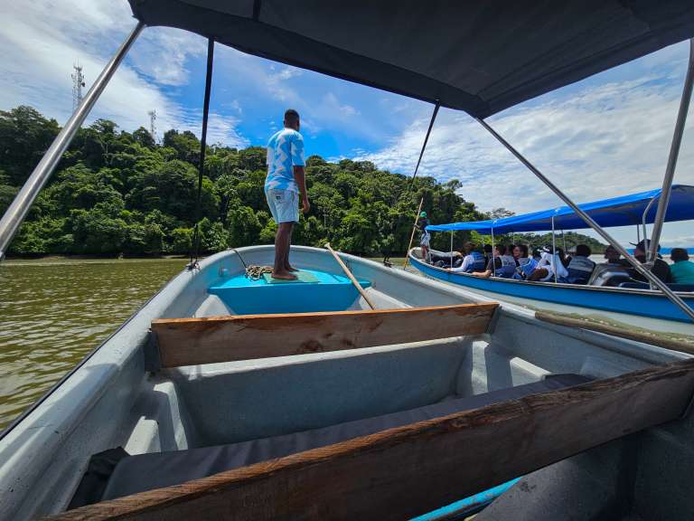 El recorrido hacia Joví inicia con el silencio del río abriéndose paso entre la selva. A medida que las lanchas avanzan, el paisaje se vuelve más denso y los sonidos del bosque acompañan cada movimiento.