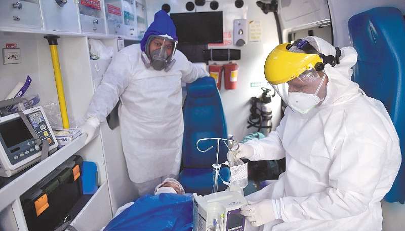 La lista de síntomas y complicaciones asociados con el coronavirus ha venido en aumento desde que se conoció la enfermedad.