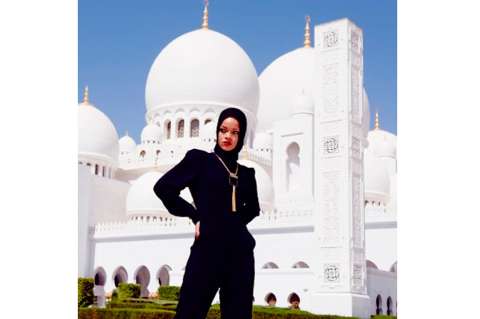 Rihanna y sus fotos "inapropiadas" en mezquita de Abu Dhabi