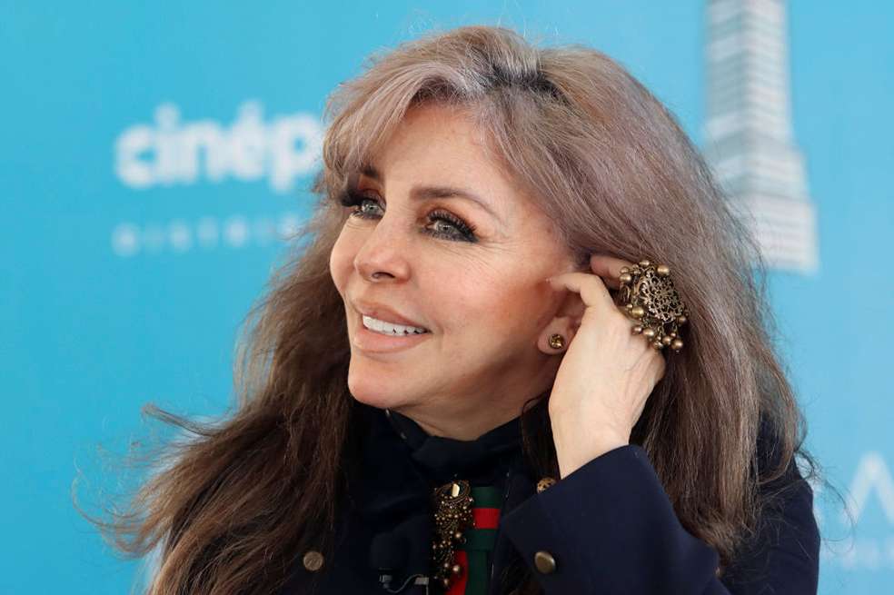La actriz mexicana Verónica Castro desmintió las declaraciones de Manolo Caro, creador de La casa de las flores, sobre su salida de la serie.