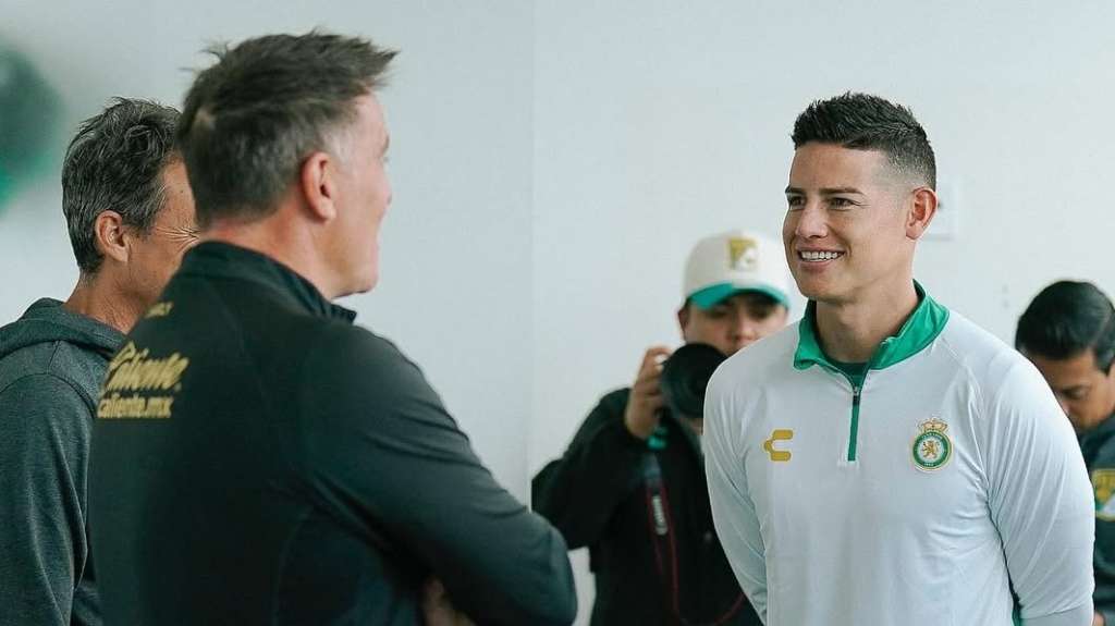 James Rodríguez durante su primera conversación con Eduardo Berizzo, técnico de Club León.