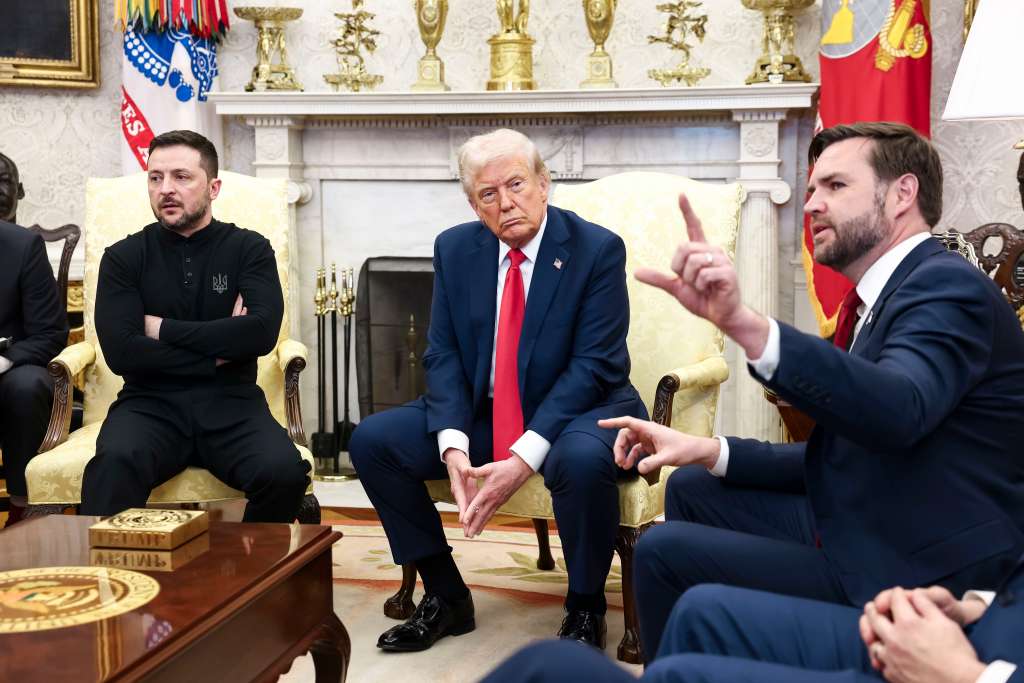 WASHINGTON (United States), 28/02/2025.- US Vice President JD Vance (R) speaks during a meeting between US President Donald Trump (C) and Ukrainian President Volodymyr Zelensky (L) in the Oval Office of the White House in Washington, DC, USA, 28 February 2025. Zelensky is in Washington to sign the framework of a deal, pushed by President Trump, to share Ukraines’s mineral wealth with the US. (Ucrania) EFE/EPA/JIM LO SCALZO / POOL