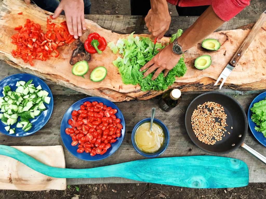 Para empezar, puede reducir progresivamente la carne en la dieta mientras aumenta la cantidad de frutas y verduras.