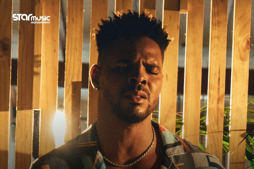 Charles Luis en "Tóxica" cuenta una historia de amor que termina en traición y deja un corazón roto. Esta canción reúne y proyecta esa influencia pop del cantautor.