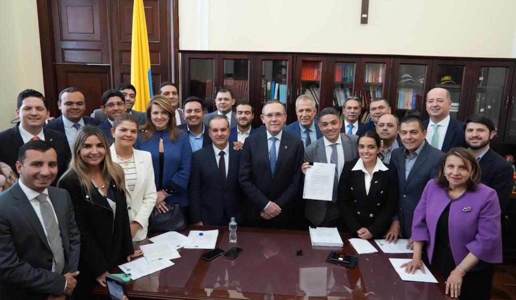 Partido Conservador radicó su propia reforma laboral contraria a la del gobierno Petro.