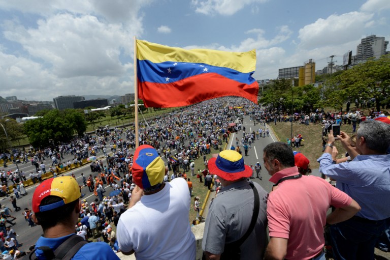 Marchas multitudinarias llenan las calles en Venezuela