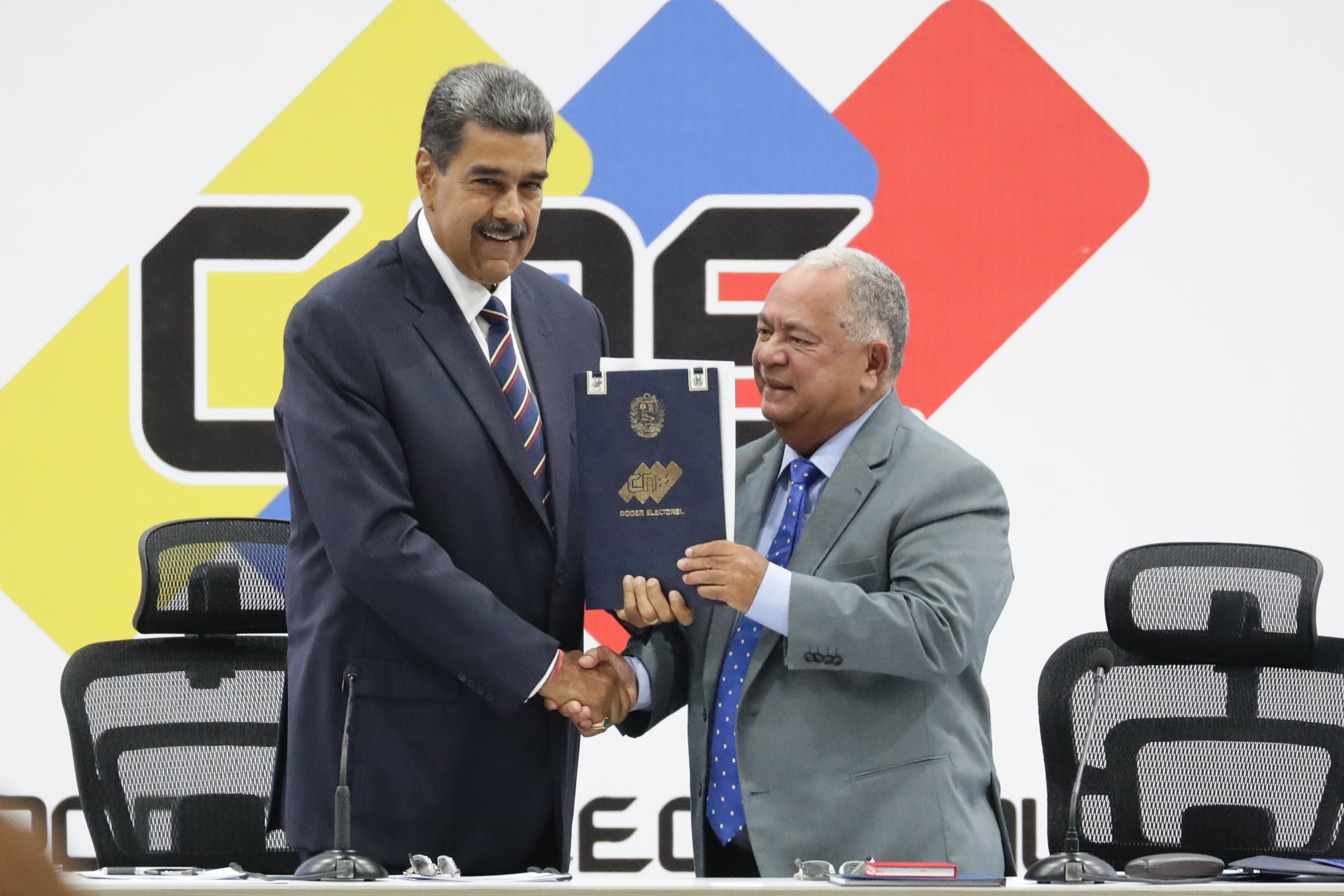 -FOTODELDÍA- AME6203. CARACAS (VENEZUELA), 29/07/2024.- El presidente de Venezuela, Nicolás Maduro (i), y el presidente de Consejo Nacional Electoral (CNE), Elvis Amoroso, sostienen el acta de juramentación del presidente electo este lunes, en Caracas (Venezuela). EFE/ Ronald Peña R.