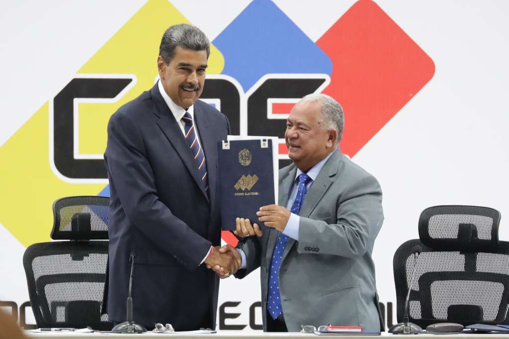 -FOTODELDÍA- AME6203. CARACAS (VENEZUELA), 29/07/2024.- El presidente de Venezuela, Nicolás Maduro (i), y el presidente de Consejo Nacional Electoral (CNE), Elvis Amoroso, sostienen el acta de juramentación del presidente electo este lunes, en Caracas (Venezuela). EFE/ Ronald Peña R.