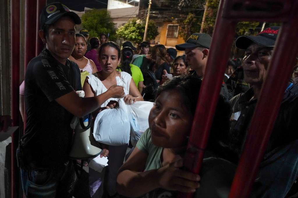 La crisis en el Catatumbo ha dejado más de 40.000 desplazados, que tratan de recibir las ayudas humanitarias en los albergues.