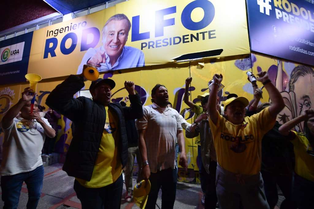 Seguidores del candidato presidencial Rodolfo Hernández celebran su paso a segunda vuelta en la ciudad de Bogotá.