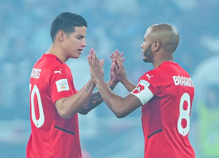 El colombiano James Rodríguez y el argelino Yacine Brahimi, quien anotó el gol de Al-Rayyan durante el tiempo reglamentario.