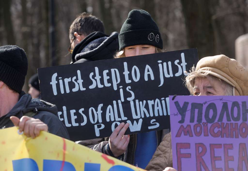 KYIV (Ukraine), 06/03/2025.- Ukrainians hold placards during a rally themed 'No deals without freedom of Ukrainian POWs', in front of the US embassy in Kyiv, Ukraine, 06 March 2025 amid the ongoing Russian invasion. Relatives, friends, and comrades of Ukrainian prisoners of war urged US and Ukrainian authorities not to sign any deals, but to find and return Ukrainian POWs from Russian captivity first. (Rusia, Ucrania, Kiev) EFE/EPA/SERGEY DOLZHENKO