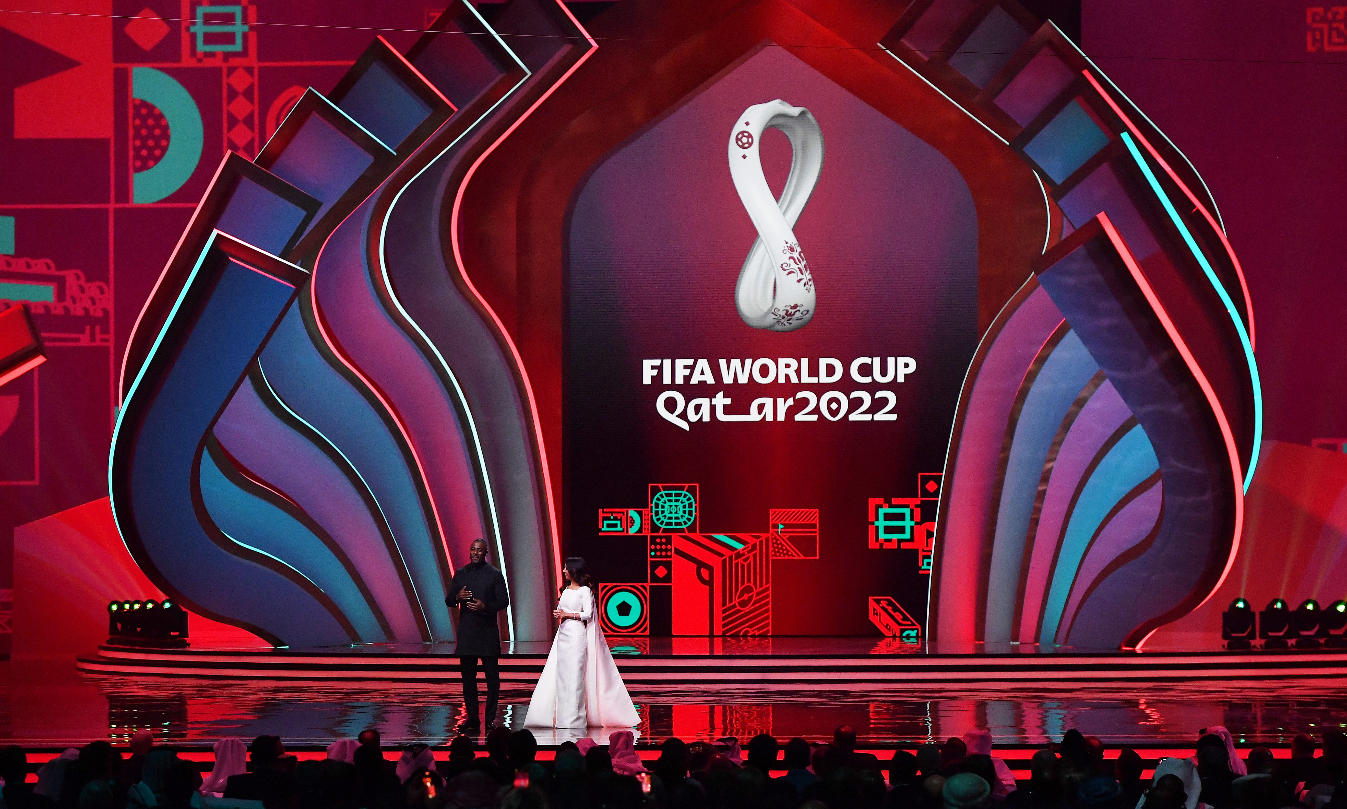 Doha (Qatar), 01/04/2022.- Hosts British actor Idris Elba and journalist Reshmin Chowdhury on stage at the start of the main draw for the FIFA World Cup 2022 in Doha, Qatar, 01 April 2022. (Mundial de Fútbol, Catar) EFE/EPA/NOUSHAD THEKKAYIL