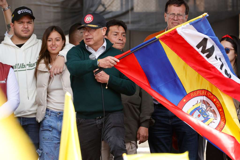 AMDEP991. BOGOTÁ (COLOMBIA), 01/05/2024.- El presidente de Colombia, Gustavo Petro, ondea una bandera de Colombia en medio de su discurso al final de una marcha con motivo Día Internacional de los Trabajadores este miércoles, en la plaza de Bolívar en Bogotá (Colombia). EFE/ Mauricio Dueñas Castañeda