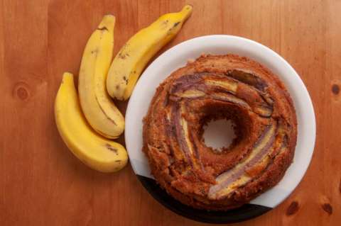 Torta de plátano: receta para prepararla con queso y bocadillo