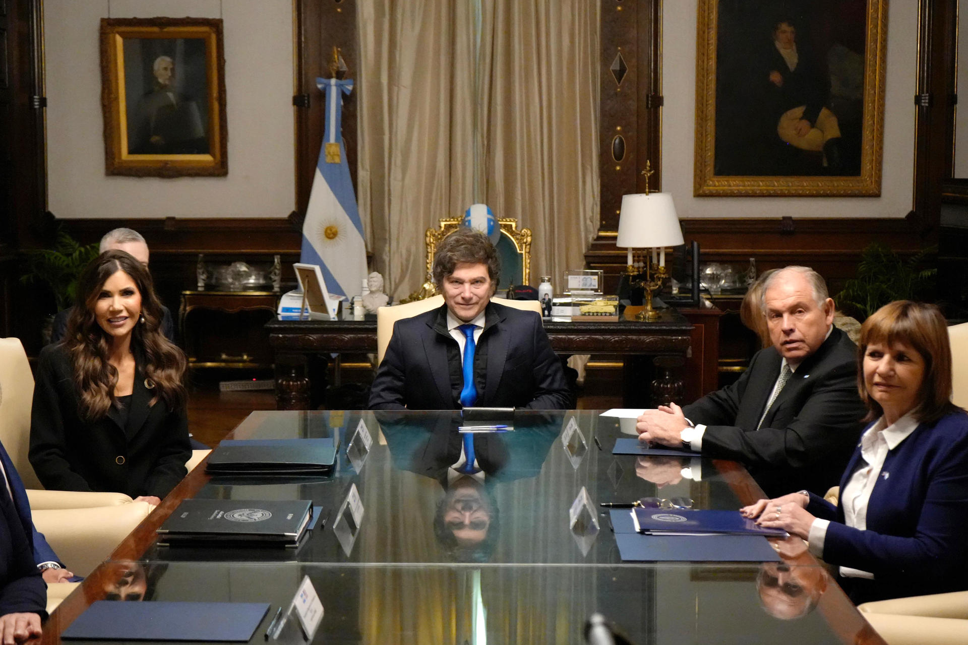 AME5924. BUENOS AIRES (ARGENTINA), 28/07/2025.- Fotografía cedida este lunes por la Presidencia de Argentina que muestra de izquierda a derecha, a la secretaria de Seguridad Nacional de Estados Unidos, Kristi Noem, el presidente de Argentina, Javier Milei, el ministro de Relaciones Exteriores, Comercio Internacional y Culto, Gerardo Werthein y la ministra de Seguridad Nacional, Patricia Bullrich, durante una reunión en Buenos Aires (Argentina). EFE/Presidencia de Argentina /SOLO USO EDITORIAL NO VENTAS/ SOLO DISPONIBLE PARA ILUSTRAR LA NOTICIA QUE ACOMPAÑA (CRÉDITO OBLIGATORIO)