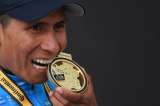 La humildad de Nairo Quintana al brindar con sus compañeros: "Nos lo merecemos, salud"