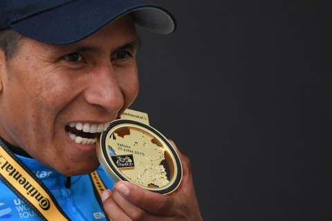 La humildad de Nairo Quintana al brindar con sus compañeros: "Nos lo merecemos, salud"