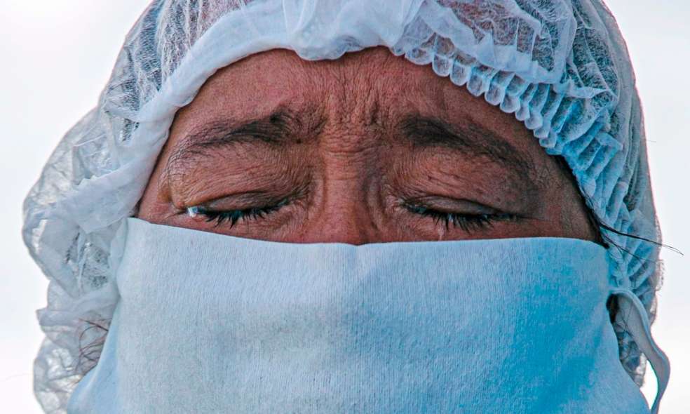 Esta paciente en Brasil, el país con número de contagios por coronavirus en América Latina, llora tras recibir su diagnóstico: así avanza el virus en la región.