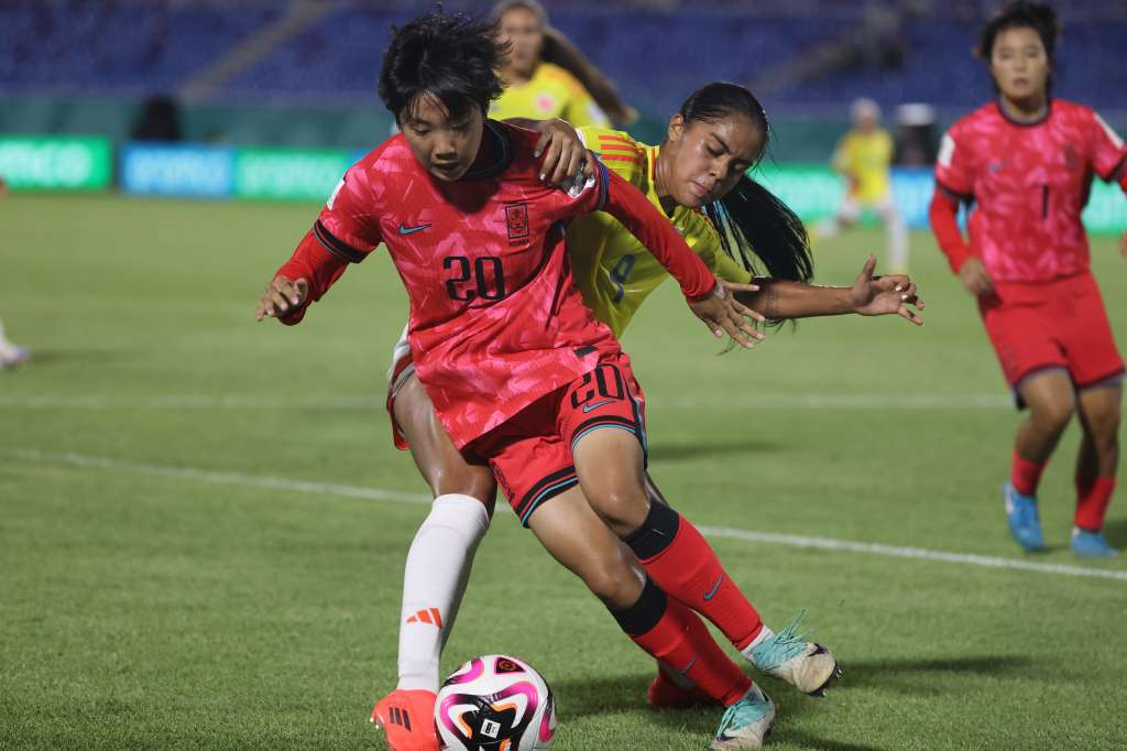 AME7997. SANTO DOMINGO (REPÚBLICA DOMINICANA), 16/10/2024.- Noh Sieun (i) de Corea del Sur disputa el balón con Maithe Lopez de Colombia este miércoles, en un partido del Mundial femenino sub-17 en el estadio Olímpico Félix Sánchez de Santo Domingo (República Dominicana). EFE/Orlando Barría