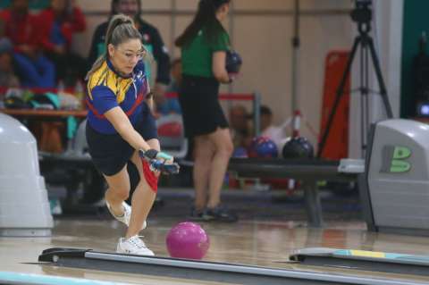 El último lanzamiento de una guerrera colombiana de los bolos: Clara Guerrero