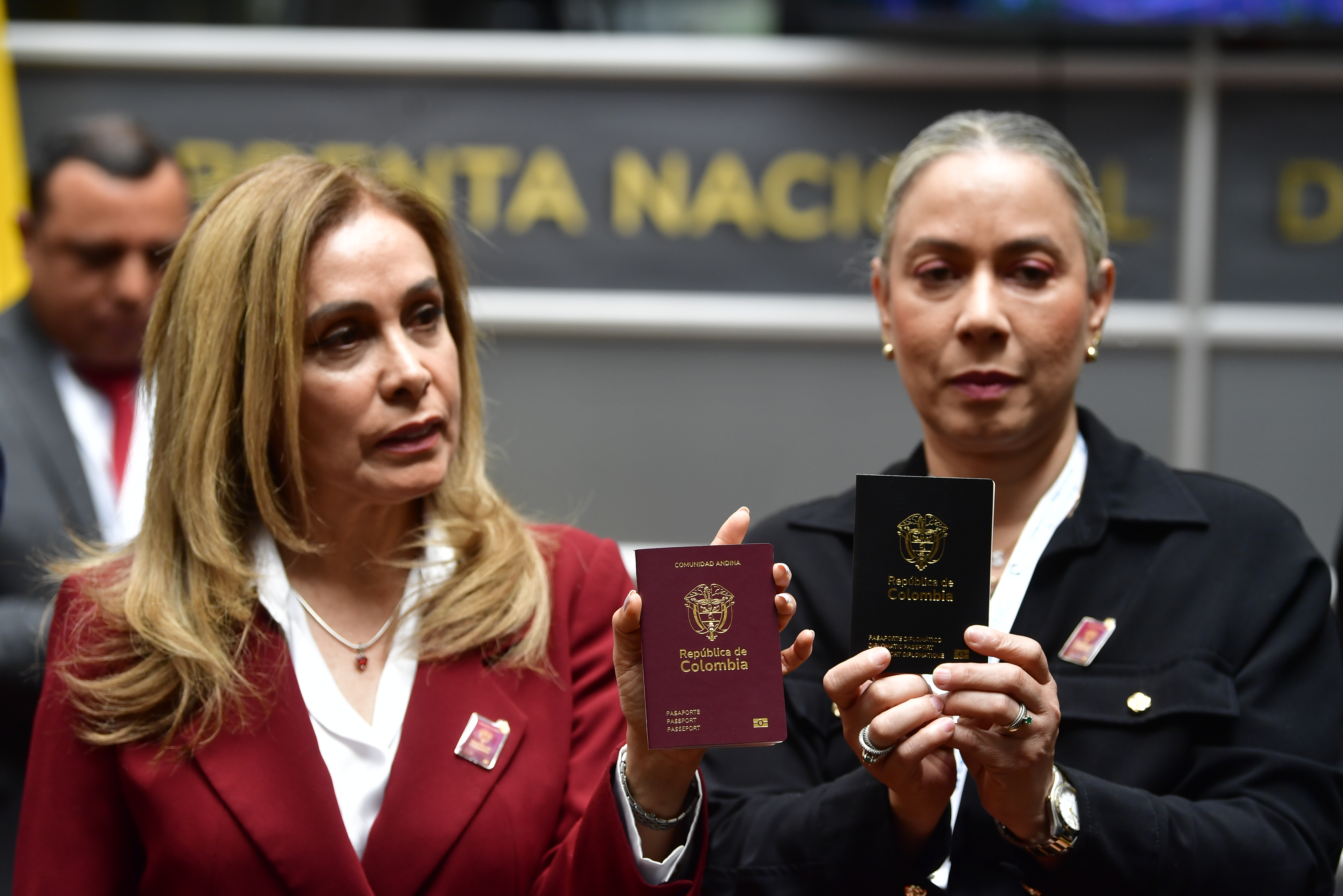 Gerente de la Imprenta Nacional junto a la secretaria general de la Cancillería, Elvira Sanabria, durante la presentación del nuevo modelo de pasaporte colombiano