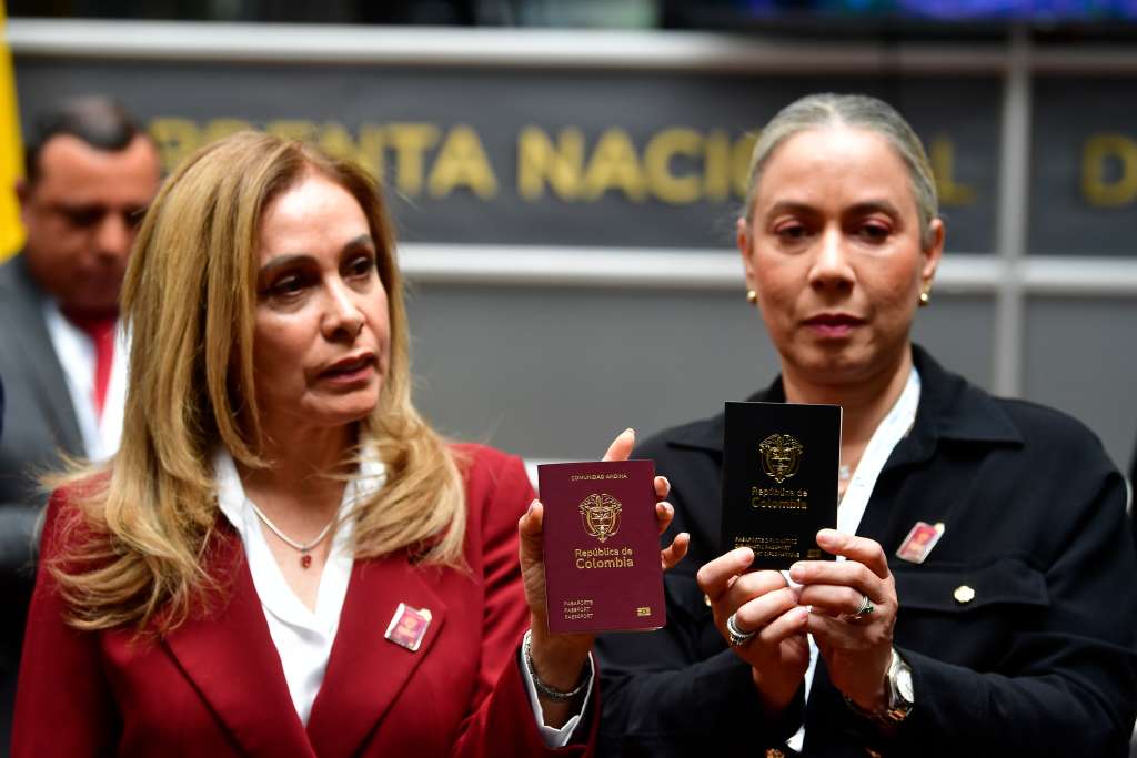 Gerente de la Imprenta Nacional junto a la secretaria general de la Cancillería, Elvira Sanabria, durante la presentación del nuevo modelo de pasaporte colombiano