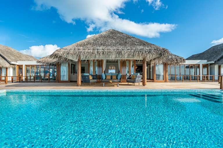 Las piscinas están embaldosadas con piedra natural Sukabumi y están rodeadas de terrazas amplias de madera sustentable donde podrá relajarse y olvidarse del mundo.